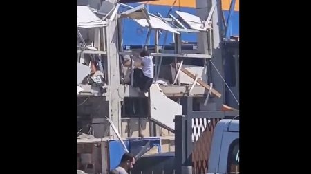 Femeie filmata cand se salveaza dintre d<span style='background:#EDF514'>ARAMA</span>turi, dupa explozia de la Dedeman Botosani. VIDEO