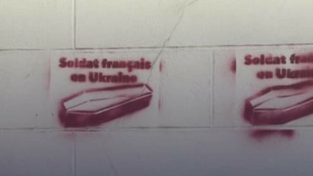 Trei persoane din R. Moldova, arestate dupa ce au aplicat graffiti cu sicrie in Paris si mesajul soldat francez in ucraina