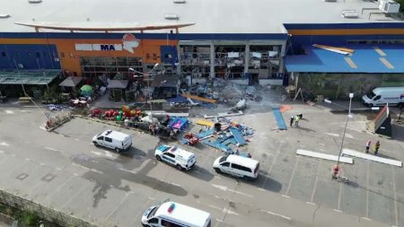 Noi imagini cu explozia violenta din Botosani. Ce au surprins camerele imediat dupa <span style='background:#EDF514'>DEFLAGRATIA</span> de la magazinul Dedeman