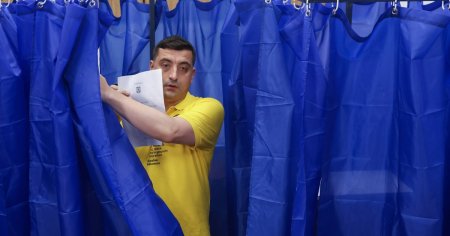 Alegeri europarlamentare 2024: George Simion a venit cu tricou in culoarea partidului sau la sectia de votare