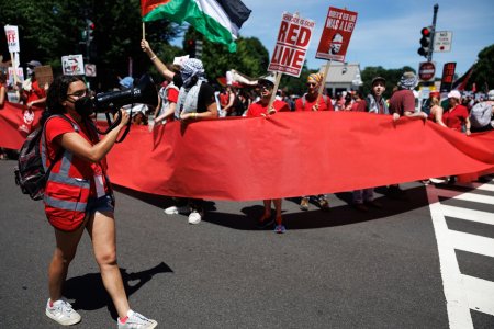 <span style='background:#EDF514'>MANIFESTATIE</span> pro-palestiniana la Washington. Mii de oameni au scandat impotriva lui Joe Biden: Noi suntem linia rosie