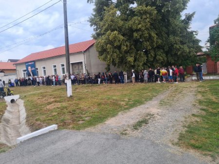 Coada lunga la votare in fata unei sectii din mediul rural. Acuzatii de <span style='background:#EDF514'>TURISM ELECTORAL</span>: S-a aliniat prima suta de flotanti adusi cu microbuzele