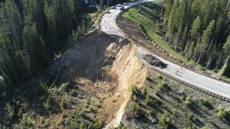 O importanta austrostrada din SUA s-a surpat in urma unei <span style='background:#EDF514'>ALUNECARI</span> de teren catastrofale. A distrus intreg drumul