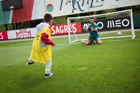 Cristiano Ronaldo a intrat in poarta si s-a lasat bombardat de copiii primiti in cantonamentul nationalei! O zi speciala. Pentru ei. Pentru ele