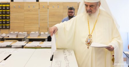 Patriarhul Daniel a votat la alegerile europarlamentare si locale 2024. Ce le-a oferit oamenilor din sectia de vot