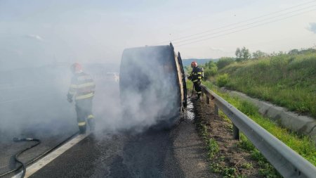 Un microbuz cu noua persoane a luat foc pe o autostrada din Sibiu. De la ce a pornit incendiul | FOTO