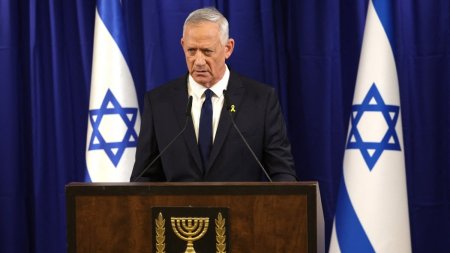 <span style='background:#EDF514'>BENNY</span> Gantz a demisionat din cabinetul de razboi israelian: Parasim guvernul de urgenta, cu inima grea, dar din toata inima