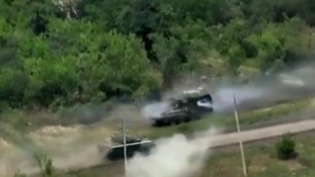 Nu credeam ca o sa vad asta in viata reala | Duel intre un vehicul blindat american si unul rusesc, surprins de drone pe frontul din Ucraina