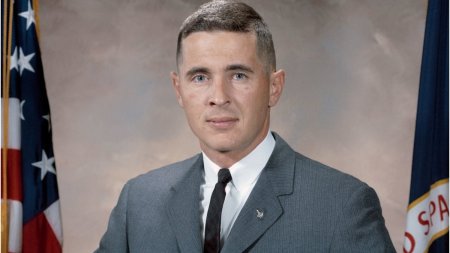 <span style='background:#EDF514'>ASTRONAUT</span>ul William Anders, care a participat la misiunea Apollo 8, a murit dupa ce s-a prabusit cu avionul