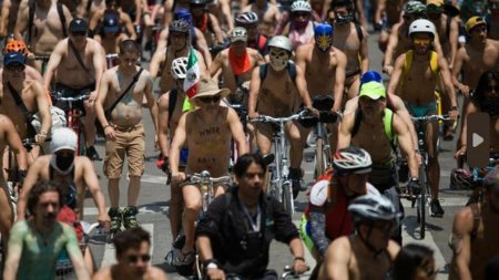 Protest inedit al biciclistilor. Au pedalat in <span style='background:#EDF514'>PIELEA GOALA</span> prin oras pentru a atrage atentia soferilor