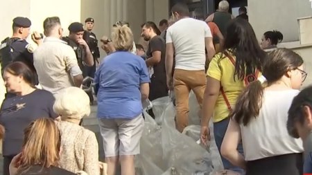 A fost suspendat procesul de predare-primire a sacilor cu voturi, in Sectorul 1 din Bucuresti. Oamenii s-au revoltat, dupa ce au asteptat toata ziua sa le predea