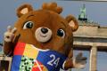 Nemtii si americanii si-au disputat dreptul proprietatii asupra ursuletului de plus, ales de tinerii fani din scolile europene ca mascota la turneul final din Germania!