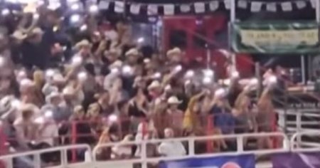 Momentul in care un taur sare peste gard si ataca spectatorii, la un spectacol de rodeo | VIDEO