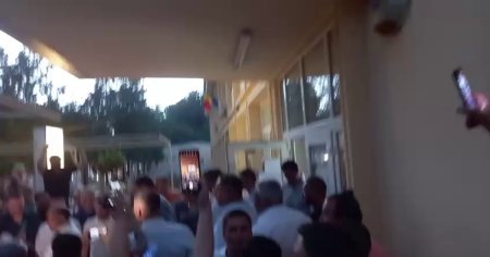 Alegeri locale 2024. Candidatul PSD la presedintia CJ Vrancea, huiduit in strada. Acuzat ca a intrat ilegal intr-o sectie de votare unde s-au gasit peste 150 de buletine suspecte VIDEO