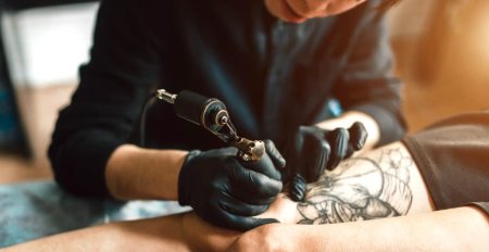Tatuajele si riscul de cancer: ce arata studiile recente?