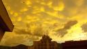 Fenomen meteo rar pe cerul Romaniei: nori mammatus ca niste baloane, pe un fundal galben apocaliptic, si-au facut aparitia in <span style='background:#EDF514'>JUDETUL HUNEDOARA</span>