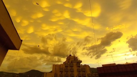 Fenomen meteo rar pe cerul Romaniei: nori mammatus ca niste baloane, pe un fundal galben apocaliptic, si-au facut aparitia in judetul Hunedoara