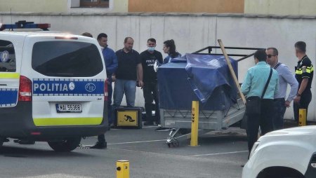 Cadavrul unei femei a fost gasit intr-o remorca acoperita cu prelata, parcata intr-un cartier de blocuri din Oradea