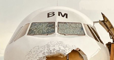 Avion distrus de grindina, in timpul zborului! A aterizat cu parbrizul spart