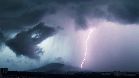 Cod rosu de vijelie in mai multe judete. Zonele afectate de vremea extrema