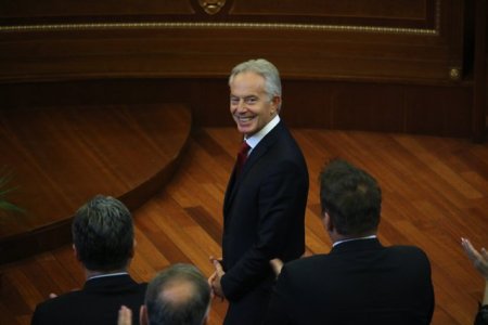 Tony Blair, care este considerat un erou in <span style='background:#EDF514'>KOSOVO</span>, s-a intalnit cu cinci Tonibler la Pristina