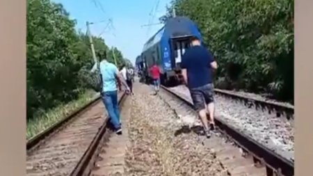 Accident feroviar la <span style='background:#EDF514'>DRAGANESTI</span> de Vede. Doua vagoane ale unui tren, care transporta 200 de persoane, au deraiat