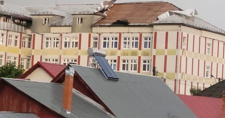 Pacienti mutati dupa ce acoperisul spitalului din Targu Lapus a fost smuls de vijelie