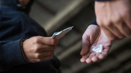 Persoane prinse in flagrant in Arad in timp ce tranzactionau un kilogram de droguri