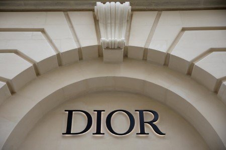 Scandal la Dior: Acuzatii de exploatare a fortei de munca in intreprinderile de productie. Genti care costa 53 de euro se vand cu 2.600