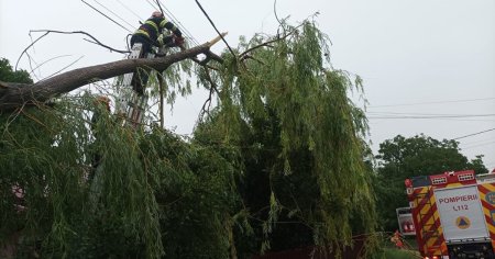 Inundatii in judetele Botosani si Maramures. Acoperis luat de vant, bucati de tencuiala de pe fatada unui bloc, cazute