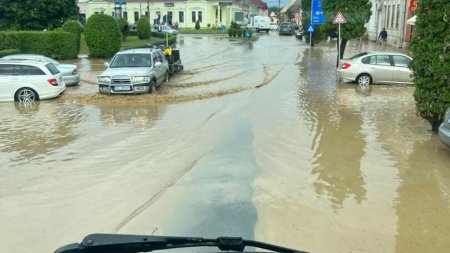 <span style='background:#EDF514'>INUNDATII IN ROMANIA</span> cauzate de ploile torentiale. Localitatile vizate de avertismentul de vreme rea