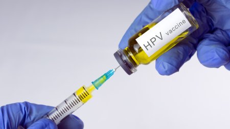 Vaccinarea anti-HPV este la fel de importanta la baieti, ca si la fete. Barbatii nevaccinati pot face cancer de cap sau gat