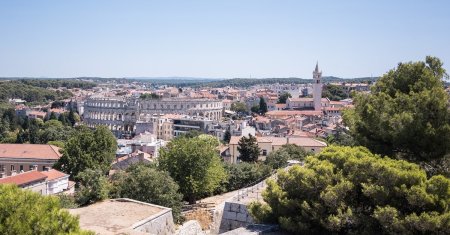 Celebrul oras cu nume vulgar unde se afla cel mai bine conservat amfiteatru roman din lume