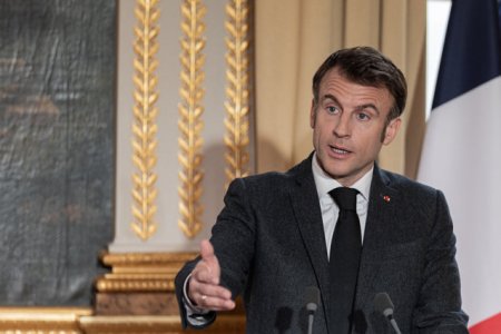 Emmanuel Macron indeamna francezii sa respinga extremismul la alegerile anticipate: Nu vreau sa predau <span style='background:#EDF514'>CHEILE</span> puterii extremei drepte in 2027