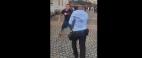 Politist local, lovit de un barbat, in centrul orasului Timisoara. Agresorul distrugea burlanele unei cladiri cand a fost legitimat VIDEO