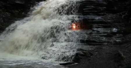 Locul unic care ii fascineaza pe turisti. Arde de sute de ani in spatele unei cascade