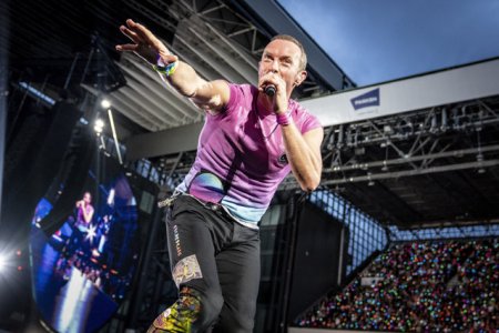 Un manelist a urcat pe scena langa Coldplay. Publicul huiduie