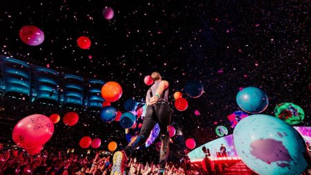 Huiduieli si fluieraturi la concertul Coldplay din Bucuresti: Manelistul Babasha a fost adus pe scena, in protestele publicului