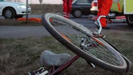 Un copil de 11 ani, aflat pe bicicleta, lovit de o masina intr-un oras din Sibiu