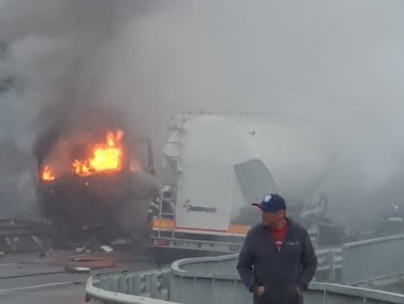 Bihor: Incendiu dupa ce o <span style='background:#EDF514'>CISTERNA</span> cu beton si un camion incarcat cu tuburi de metal s-au ciocnit