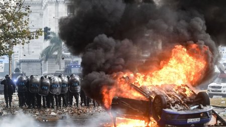 Haos in Argentina: protestatarii anti-austeritate s-au batut cu politia si au incendiat masini la Buenos Aires. Presedintele Milei i-a numit teroristi