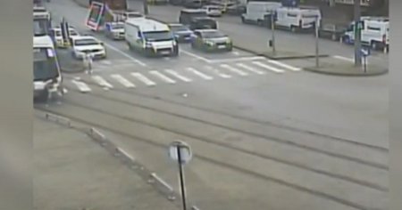 Momentul in care o fata de 12 ani a fost lovita de un tramvai, in Timisoara VIDEO