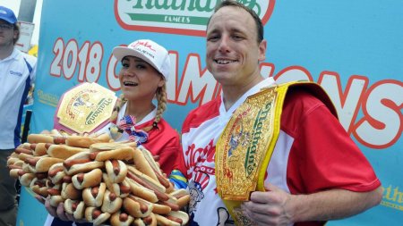 Campionul mondial la mancat hot dog, exclus din competitie dupa ce a facut reclama la mancare vegana. 