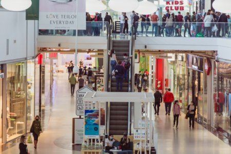 Studiu: Romanii cheltuiesc mai multi bani in mall-uri anul acesta