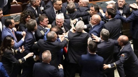 Legea lui Lynch in Parlamentul din Italia: zeci de deputati de guvernamant au sarit sa-l bata pe un parlamentar din opozitie. Acesta a plecat acasa in scaun cu rotile