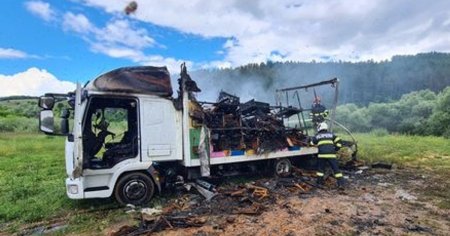 Interventie dificila a pompierilor din <span style='background:#EDF514'>JUDETUL CLUJ</span>: un camion plin cu stupi a luat foc