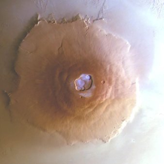 Cercetatorii au descoperit bruma pe cei mai inalti vulcani de pe Marte