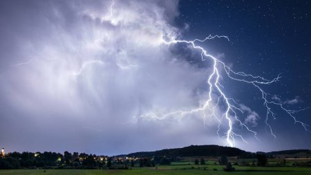 Avertizare meteo cod rosu de ploi si vijelii. Lista localitatilor afectate