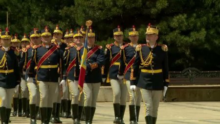 Sute de militari si veterani de razboi s-au adunat la monumentul ostasului necunoscut, in Bucuresti, de Ziua Eroilor