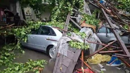Cod rosu de furtuna in Mehedinti. Strazi inundate, acoperisuri luate de vant si masini distruse de grindina. FOTO & VIDEO